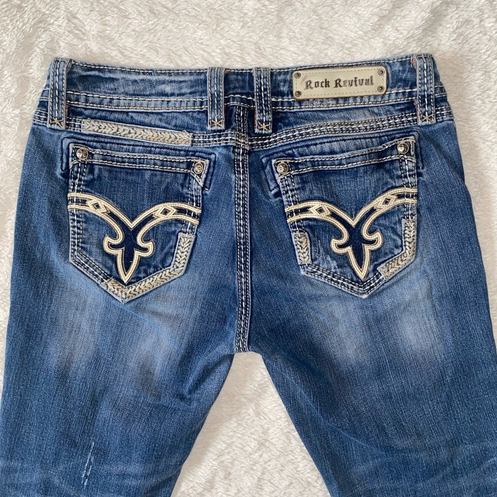 SZ 32 Rock Revival Women's Medium Denim Capris with Cream Embroidered Pockets
